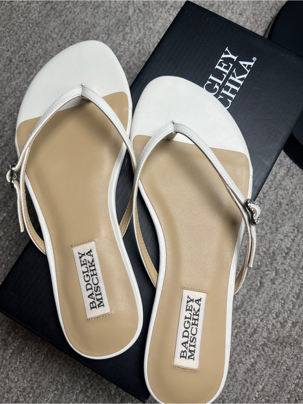 Badgley Mischka's Dynah Flat Sandal, White Leather, 6.0 2710-4